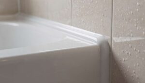 Come rimuovere macchie nere sul silicone del bagno