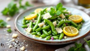 Insalata tiepida di fave e pecorino con menta fresca: la ricetta primaverile da 300 calorie che sazia come un piatto di pasta