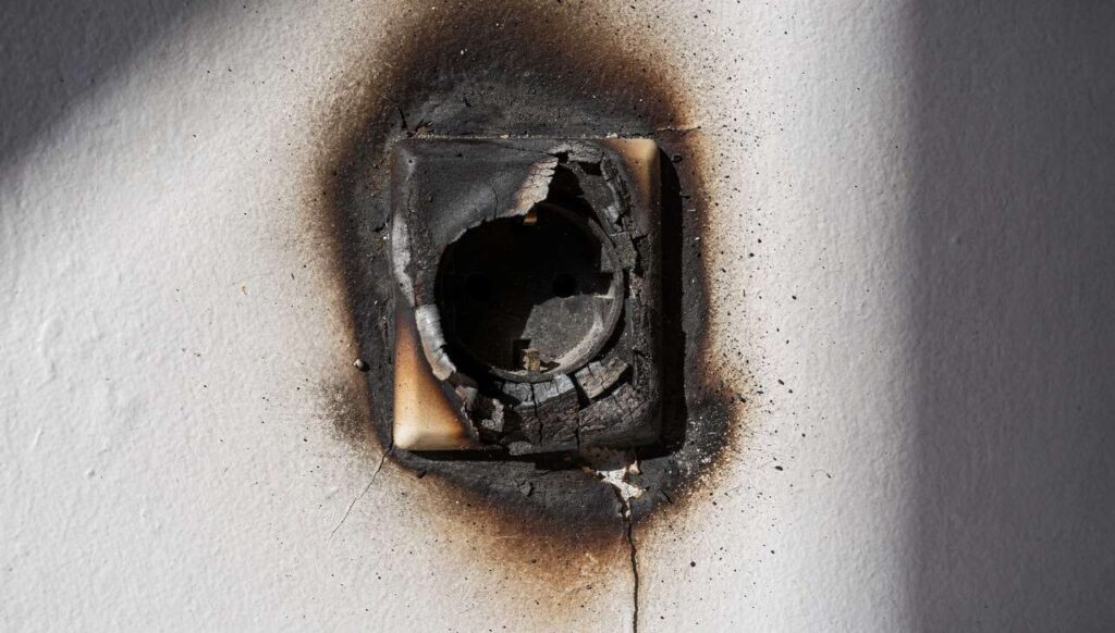 Presa elettrica annerita: cosa significa e quando è il segnale di un problema serio nell'impianto